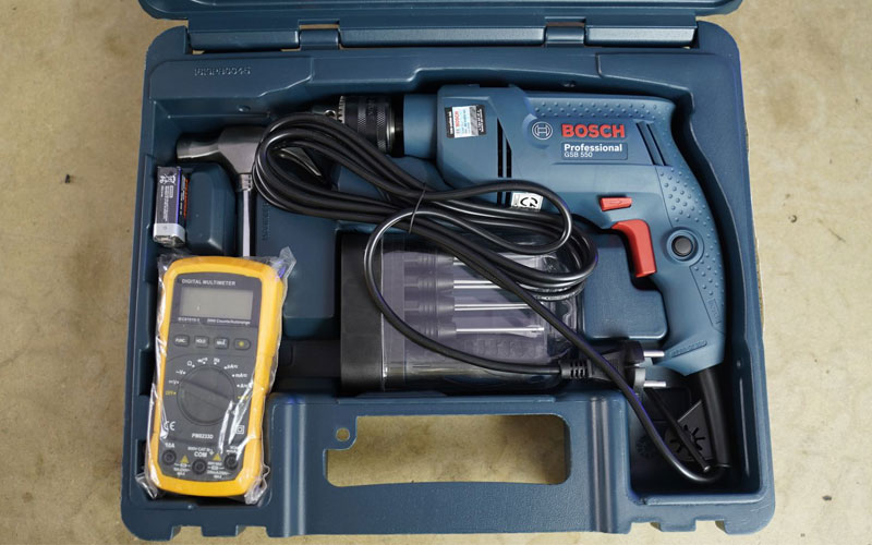 Máy khoan động lực Bosch GSB 550 (bộ set valy 80 món phụ kiện ngành điện)