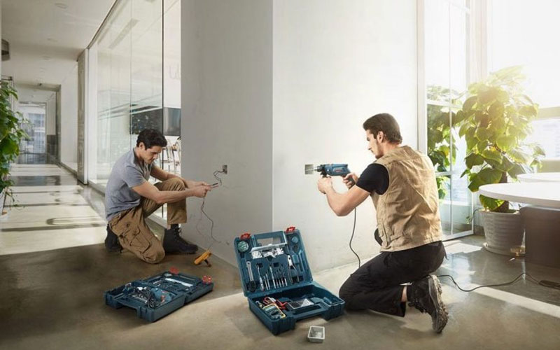 Máy khoan động lực Bosch GSB 550 (bộ set valy 80 món phụ kiện ngành điện)