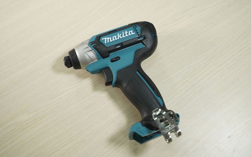 may-bat-vit-dung-pin-makita-td110dz-1