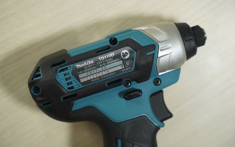 may-bat-vit-dung-pin-makita-td110dz-2