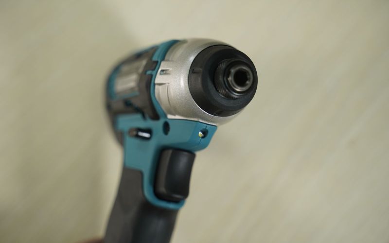 may-bat-vit-dung-pin-makita-td110dz-3