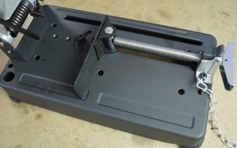 Máy cắt sắt bàn Makita M2401B