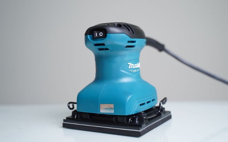 may-cha-nham-rung-makita-m9200b-2