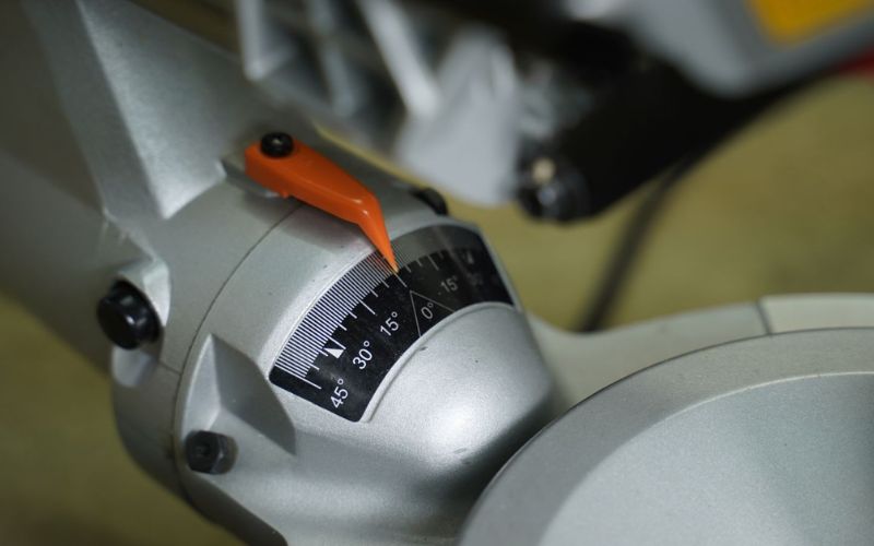 may-cua-da-goc-truot-makita-ls1018l-2