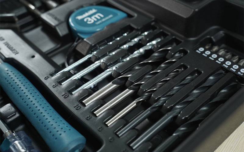 Máy khoan búa Makita M8100KX2B (26 phụ kiện)