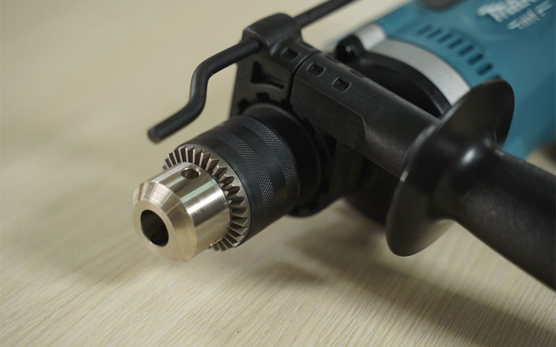 Máy khoan búa Makita M8100KX2B (26 phụ kiện)