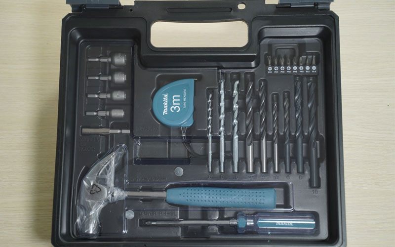 Máy khoan búa Makita M8103KX2B (26 phụ kiện)