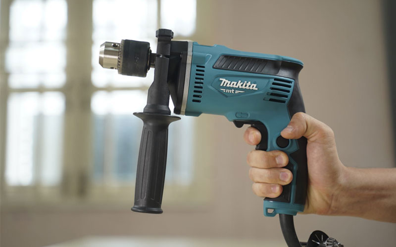 Máy khoan búa Makita M8103KX2B (26 phụ kiện)