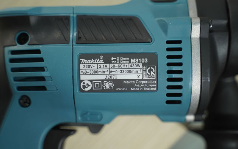 Máy khoan búa Makita M8103KX2B (26 phụ kiện)