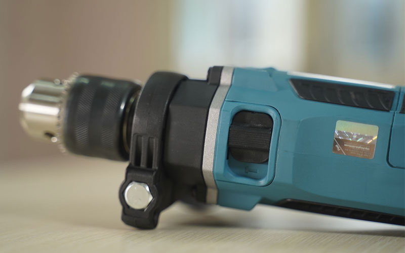 Máy khoan búa Makita M8103KX2B (26 phụ kiện)