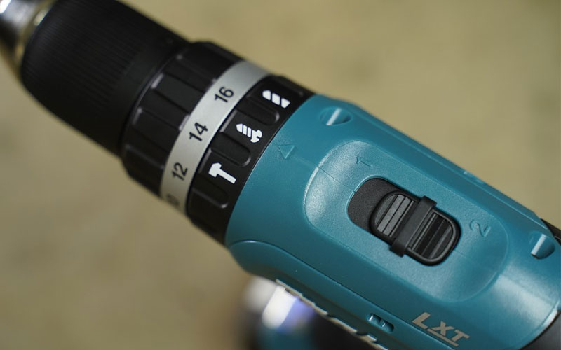 Máy khoan búa và vặn vít pin Makita DHP453SFX8