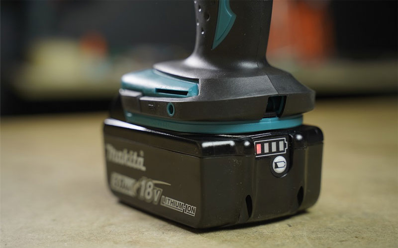 Máy khoan búa và vặn vít pin Makita DHP453SFX8