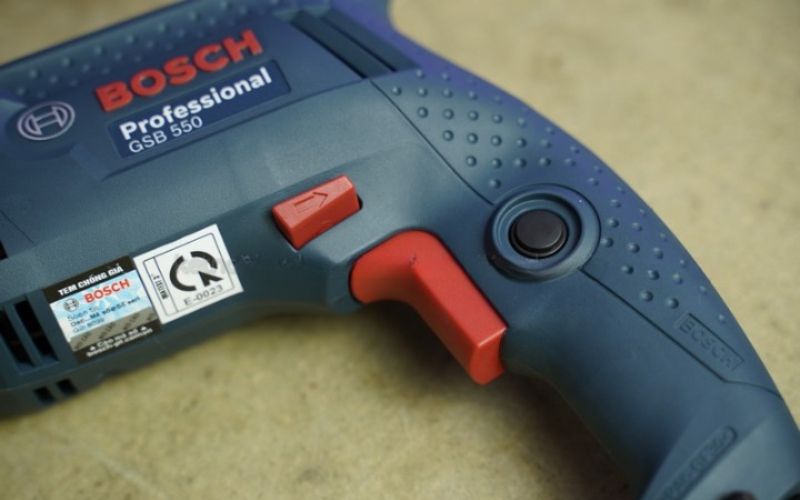 Máy khoan động lực Bosch GSB 550 (bộ set valy 100 món phụ kiện)