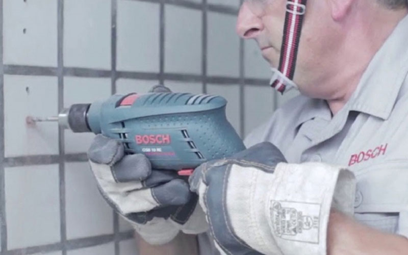 Máy khoan động lực Bosch GSB 10RE (valy nhựa, bộ mũi khoan + đầu vít)