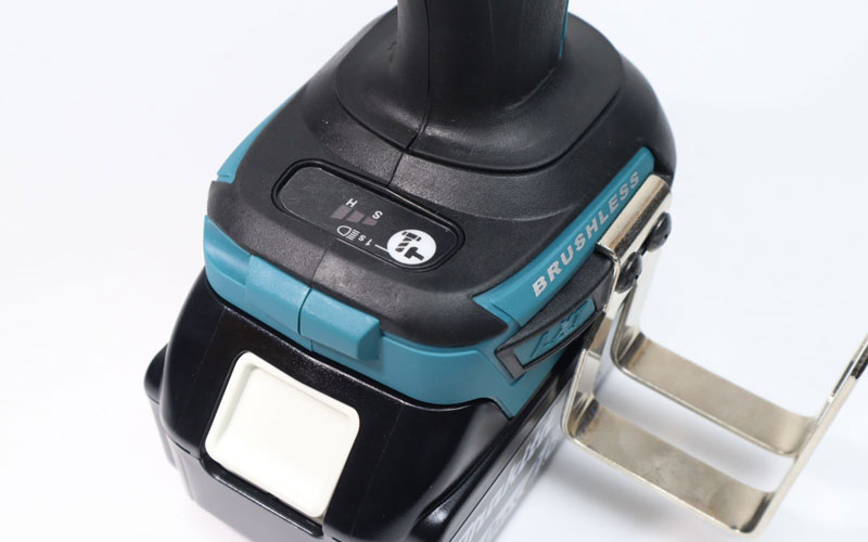 Máy siết bu lông dùng pin Makita DTW1002RTJ