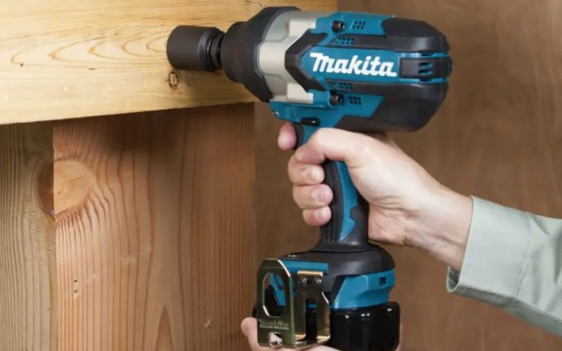Máy siết bu lông dùng pin Makita DTW1002RTJ