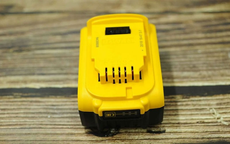 Pin sạc Dewalt DCB184-B1 5ampe 18V
