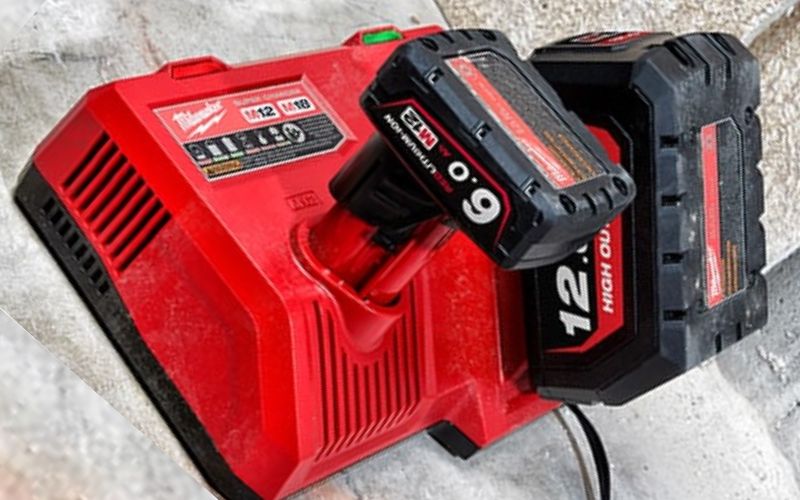 Sạc nhanh không dây Milwaukee M12-18SC