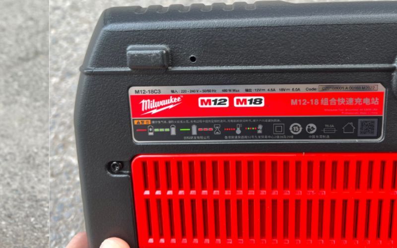 Sạc pin nhanh 12V ,18V Milwaukee M12-18C3