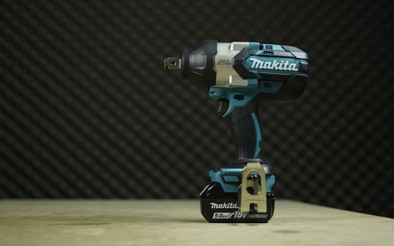 Máy siết bu lông dùng pin Makita DTW1001RTJ
