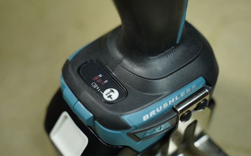 Máy siết bu lông dùng pin Makita DTW1001RTJ