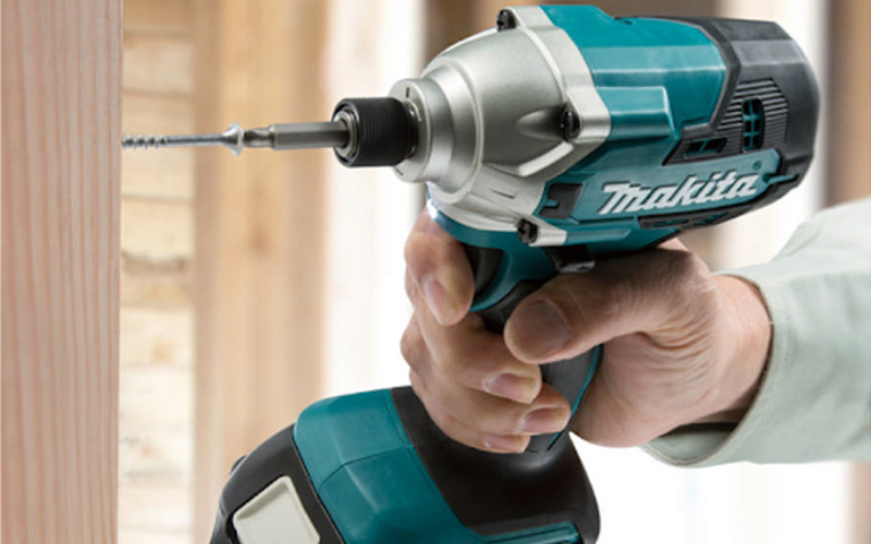 may-van-vit-dung-pin-makita-18v-dtd156rf-5