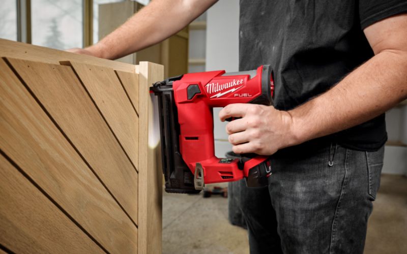Máy bắn đinh Milwaukee M12 FCN18GS-0X