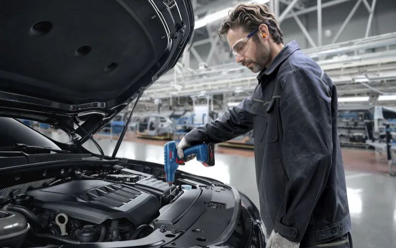 may-van-vit-dung-pin-bosch-exact-ion-12-700-2