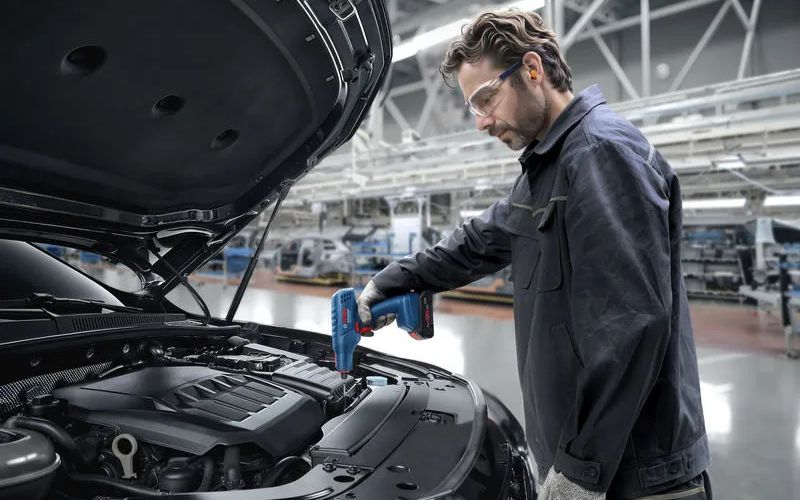 may-van-vit-dung-pin-bosch-exact-ion-2-700-2