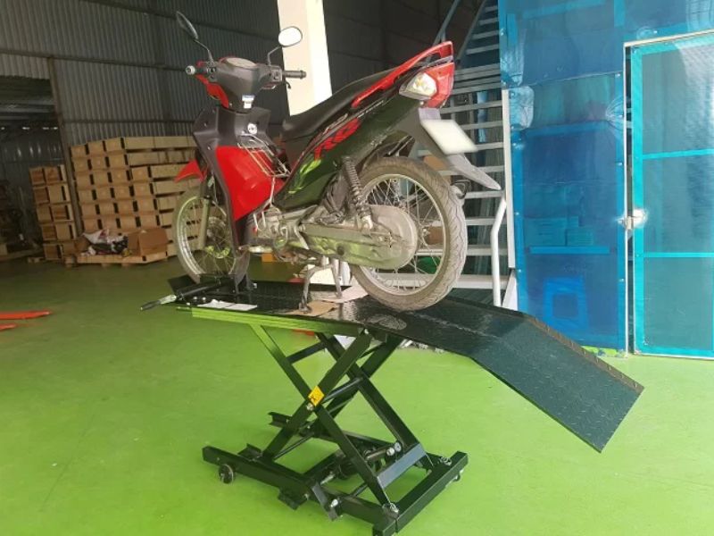 Xe nâng xe máy nhập khẩu giá tốt