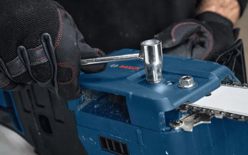 Máy cưa xích cầm tay Bosch GKE 18V-40